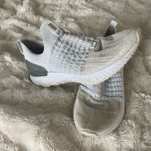 Women’s Nike Flyknit Slip On Shoes.  Size 9.5.